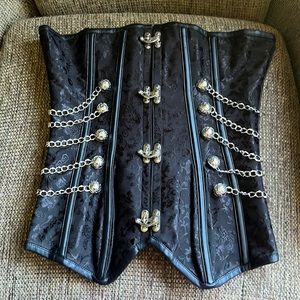 Woman’s corset brand new without tags. Black, perfect condition.